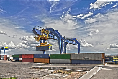 集装箱船在进口出口和商业物流中的起重机俯视图, 贸易口岸海运货物到海港鸟瞰图